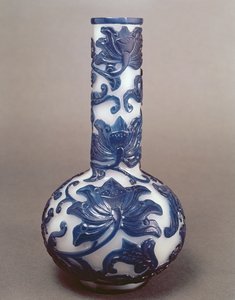 Kinesisk blå och vit cameo glasflaska, Chien Lung period (1736-95)